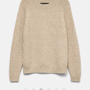 Beige stickad tröja med rund hals - En beige stickad tröja från vero Moda i storlek xs. Säljs pågrund av att den inte kommer till användning längre. Är lite nopprig så pris går att diskutera. Står inte för frakten🙂