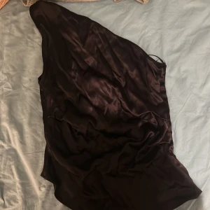 Svart satin topp från zara  - Svart satin festtopp från Zara, i storlek S. Aldrig använt 