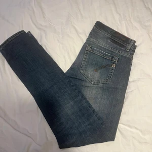 Dondup jeans  - Riktigt feta dondup jeans med en fet tvätt. Ett hål vid knät som ni ser på bilden men annars ett bra skick skriv vid fler funderingar !!!