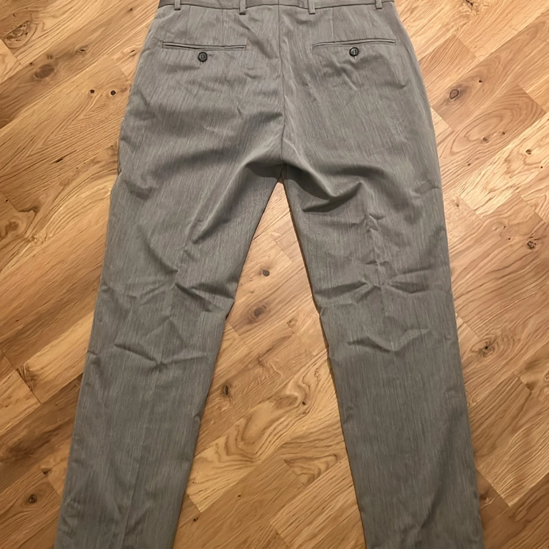 Grå kostymbyxor med raka ben - 1