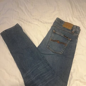 Blå Nudie Jeans  - Säljer ett par klassiska blå jeans från Nudie Jeans i modellen lean Dean. Storlek 30/30. Skick 8/10 skrov vid fler funderingar !!!!