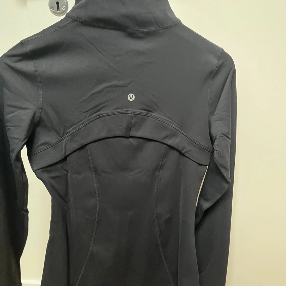 Svart träningsjacka från Lululemon - 2