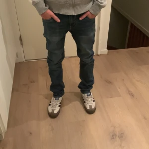 Levi's 512 blå jeans herr - Säljer ett par klassiska Levi's 511 jeans i blå tvätt. Modellen är slim och sitter snyggt längs benen utan att bli för tighta. Jeansen har fem fickor, Levi's ikoniska röda etikett och patch bak. Perfekta till sneakers och hoodie. Pris kan diskuteras vid snabb affär🚚♻️