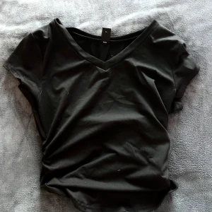 T-shirt - En svart t shirt i ny skick. 