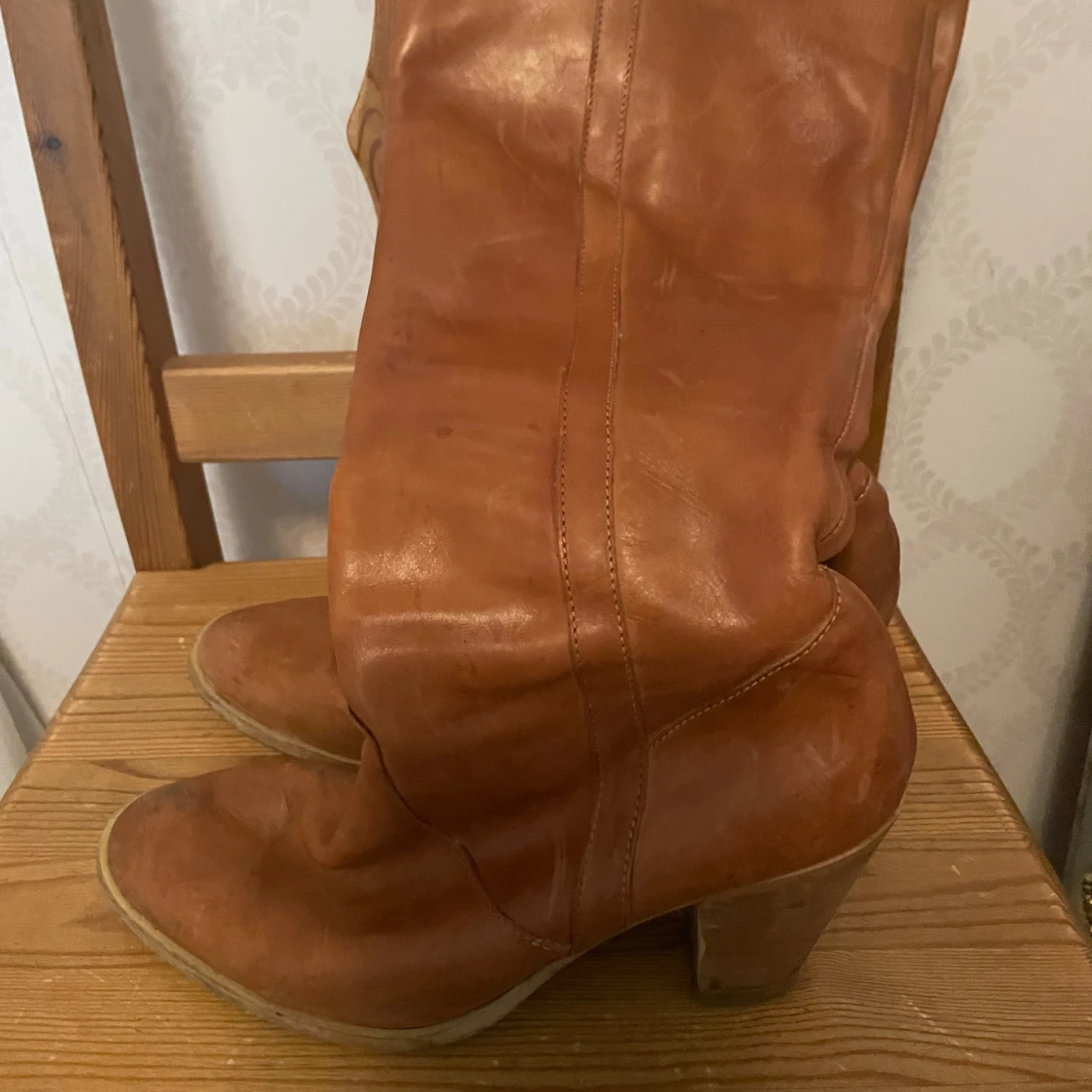 Snygga bruna skinnstövlar med klack - 2