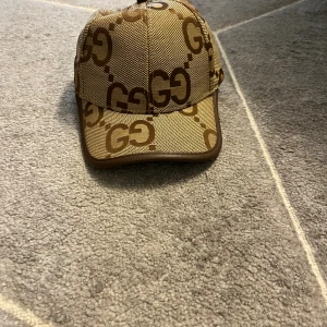 Keps  - Keps som är ifrån g och färgen är beige och helt ny keps 