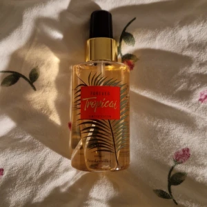 Forever Tropical Bodymist 150ml - Limited edition bodymist med tropisk vibe. Perfekt för dig som vill ha en fräsch och somrig känsla. 