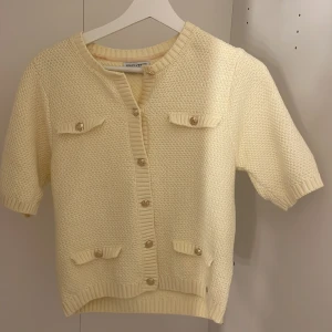 Kofta  - Superfin krämvit stickad kofta från Holly & Whyte.pris kan diskuteras💓använd typ en gång 