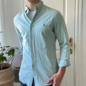Ralph Lauren skjorta  - Ralph Lauren skjorta, M slim fit stretch Oxford m, inga defekter! Modellen är 180,75 kg. Riktigt skön skjorta som passar till allt! 👔 Kom med frågor, löser gärna bundle deals ☺️