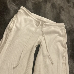 Hollister mjukisbyxor  - Vita lösa mjukisbyxor från hollister (gilly hicks) 💓De har en lös passform, och en spets rem längst kanterna på benen! Något korta på mig som är 170. (Väldigt nya och knappt använda)