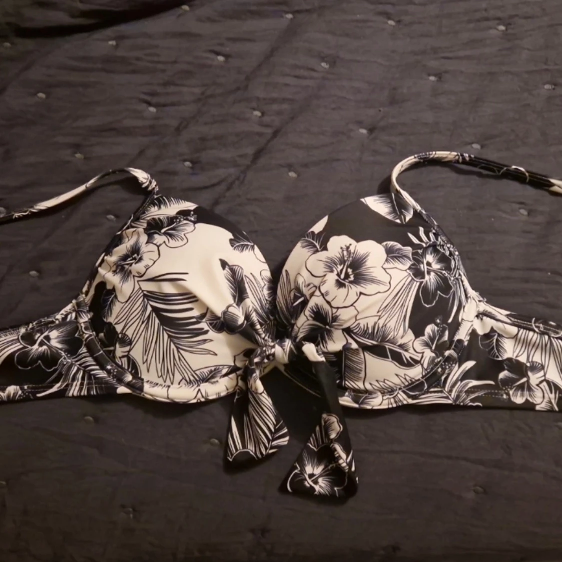 En svart/vit blommig bikini!