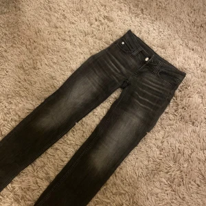 Svarta Cheap Monday jeans - Svarta lågmidjade jeans från Cheap Monday i storlek 24/32.