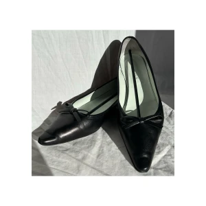 Black genuine Leather Ballet Flats with Bow - Beautiful black leather ballet flats with a pointed toe and delicate bow detail - from ROSS. Timeless and versatile, perfect for both everyday wear and dressier occasions 🎀🖤  - Minimalist Elegant Style - Comfortable fit with soft interior lining - In excellent condition, like new