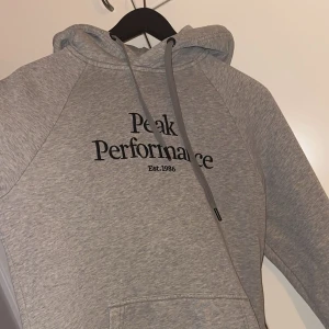 Peak performance hoodie - Använd 5-10 gånger o lätt att gå ner i pris!
