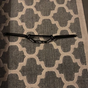 Voca Scooter Styre - Säljer ett snyggt Voca cross-styre. Passar utmärkt för moppe. Styret är endast öppnat ur förpackningen och inte ens prövad så den är i mycket gott skick utan synliga repor eller skador. 