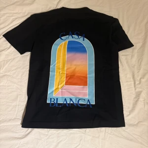 Svart Casa Blanca t-shirt med tryck - Säljer då den inte används 