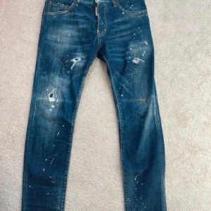 Dsquared2 jeans herr - Säljer nu mina Dsquared2 Jeans då de har blivit för små. Riktigt coola jeans med slitningar. Nypris kostar dessa byxor över 6 tusen. Storlek 46 skulle säga att de motsvarar Small. Vid frågor är de bara att skriva🤩