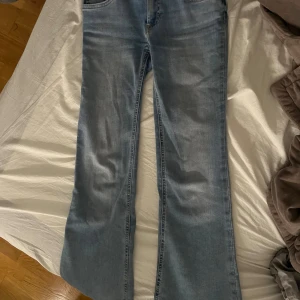 Ljusblå low waist bootcut jeans  - Ljusblåa low waist bootcut jeans from only, storlek S torr jag men passar som xs också stoler s/30 som nya ikte allas mycket använda 