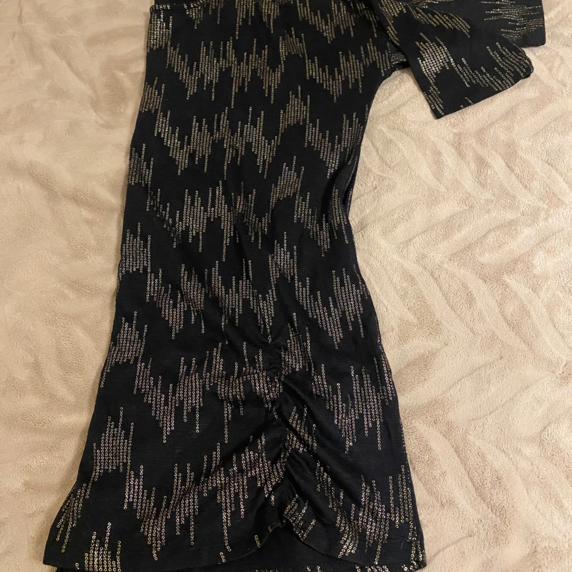 Svart glittrig kortklänning/tunika med guldmönster - 3