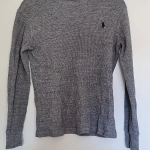 Grå tröja Polo Ralph Lauren - Säljer en grå långärmad tröja från Polo Rauph lauren. 