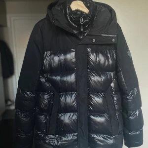 Takona Puffer Parka - Säljer en svart parka från Zavetti Canada som jag har använt varsamt under en vinter. Jackan är perfekt för kalla dagar och riktigt stilren look. Priset kan diskuteras vid en snabb affär, Nypris 1700kr