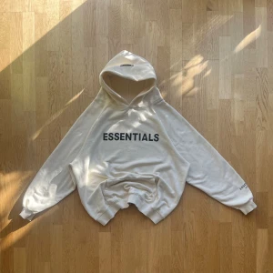 Essential Fear Of God Hoodie  - Fin Beige/crèmefärgad Essentials FOG hoodie I mycket bra skick   Tröjan har fåtal fläckar som visas på bilderna + mudden  Hoodien är sparsamt använd och visar inget tecken på slitage och användning utöver fläckar som förmodligen går bort vid ansträngning.  Mått: Längd - 67cm Axelbredd ~ 50cm  Skriv vid fundering 💭 