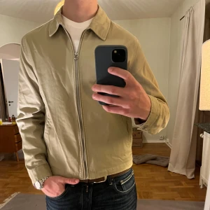 Asos Overshirt med dragkedja beige  - Säljer denna sjukt snygga Overshirten från Asos⭐️ Färgen är beige och storleken är S✅ Den har inga defekter och skicket är utomordentligt🙌🤝 Sjukt najs passform och passar perfekt till hösten🍁🙌 Tveka inte på att höra av er dig vid minsta fråga eller fundering😊