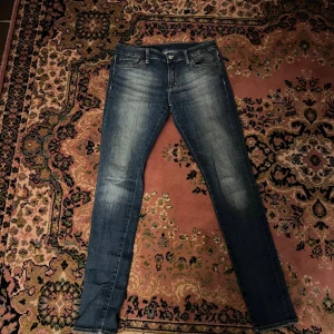 Blå skinny slim från Denim & Supply 28/30 - Snygga blå skinny jeans från Denim & Supply med klassisk femficksdesign och slitna detaljer. Jeansen har normal midja och smal passform hela vägen ner. Materialet är mjukt och stretchigt jeans, perfekt för en avslappnad look. Midja 39cm längd 104cm (64)