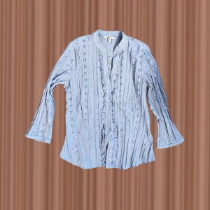 Blommig ljusblå skjorta  - Supersöt ljusblå skjorta från M&Co med broderade blommor, begagnade men i väldigt bra skick!