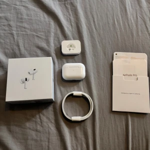 Airpods pro gen 2 - 👋 säljer mina airpods pro generation 2! Har andra hörlurar jag använder nu och dom ligger bara på rummet 😔 använt dom lite då och då 👌 funkar perfekt och har utmärkt ljud! Fick dom i present i april så dom är hyfsat nya 😁 med flera olika lägen som brusreducering osv. Skriv gärna för frågor & funderingar! 😅