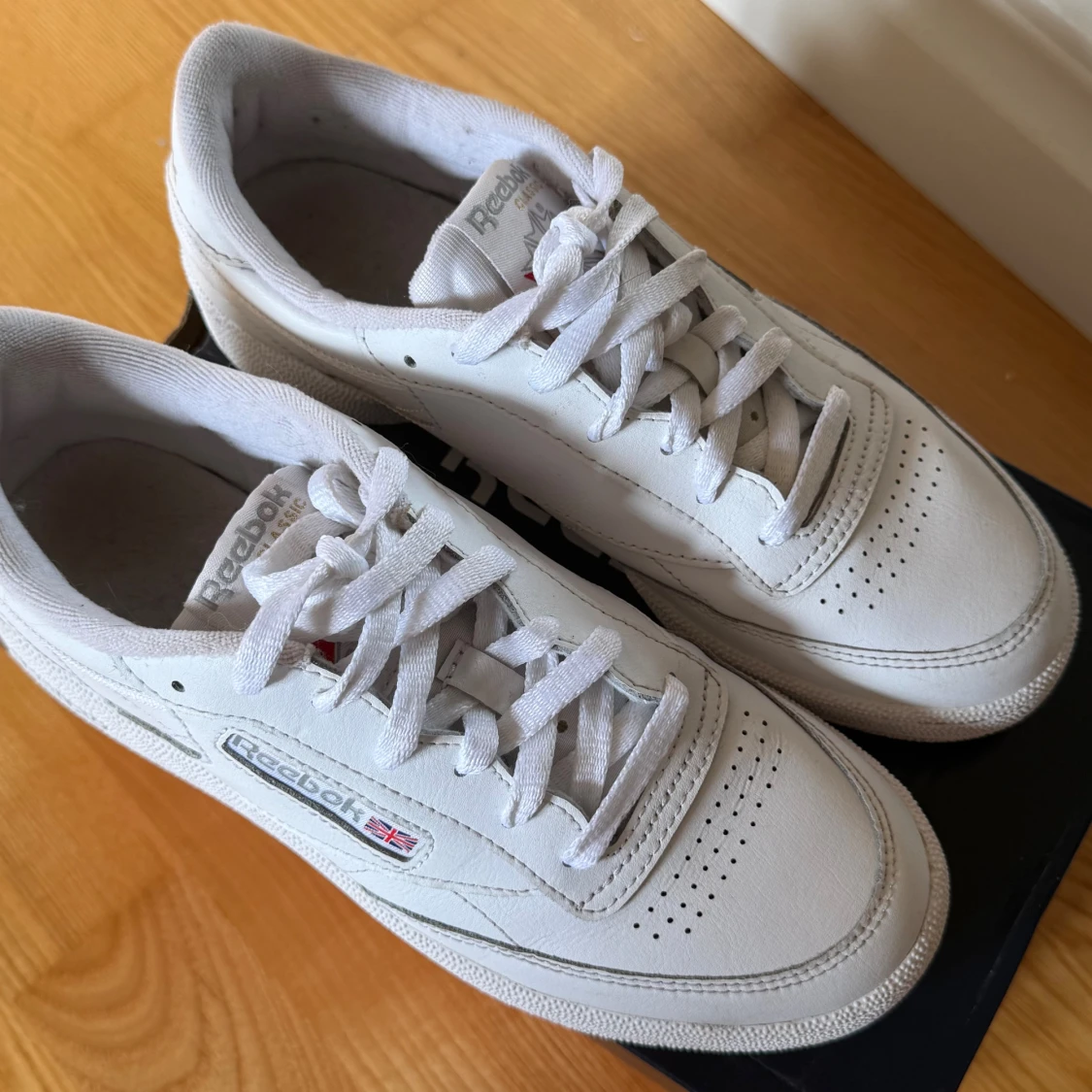 Vita Reebok sneakers i skinn - 1