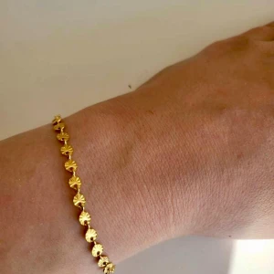 Elegant guldpläterad armband - Fint armband i rostfritt stål med guldplätering. Har små glittrande detaljer som fångar ljuset jättefint och ger en elegant men ändå enkel look. Armbandet är justerbart, så det passar de flesta handleder.  Perfekt både till vardags och till fest – funkar lika bra ensamt som ihop med andra smycken. I mycket fint skick! ✨  #armband #guldarmband #vintedfinds #smycken #accessoarer #stilrent #gulddetaljer #goldjewelry #trend #minimalistiskt #guldsmycke #vintedstyle #fashionfinds