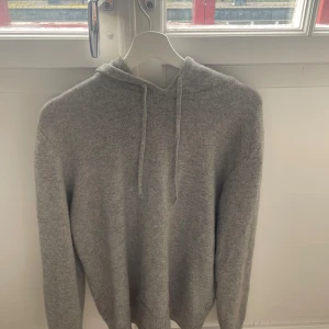 Kashmir hoodie - Kashmir hoodie från adaysmarch som inte går att köpa längre! Skriv för eventuella frågor, nypris runt 2500kr