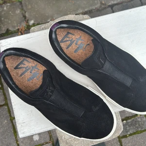 SVARTA SNEAKERS  - Ett par snygga, stilrena sneakers som går att matcha till mycke. Säljer dessa pga aldrig kommit till användning. (Original pris 2200kr) 