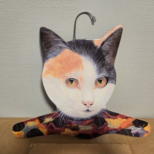 Kattkrok - Säljer en kattkrok i orange, gul, svart och röd.