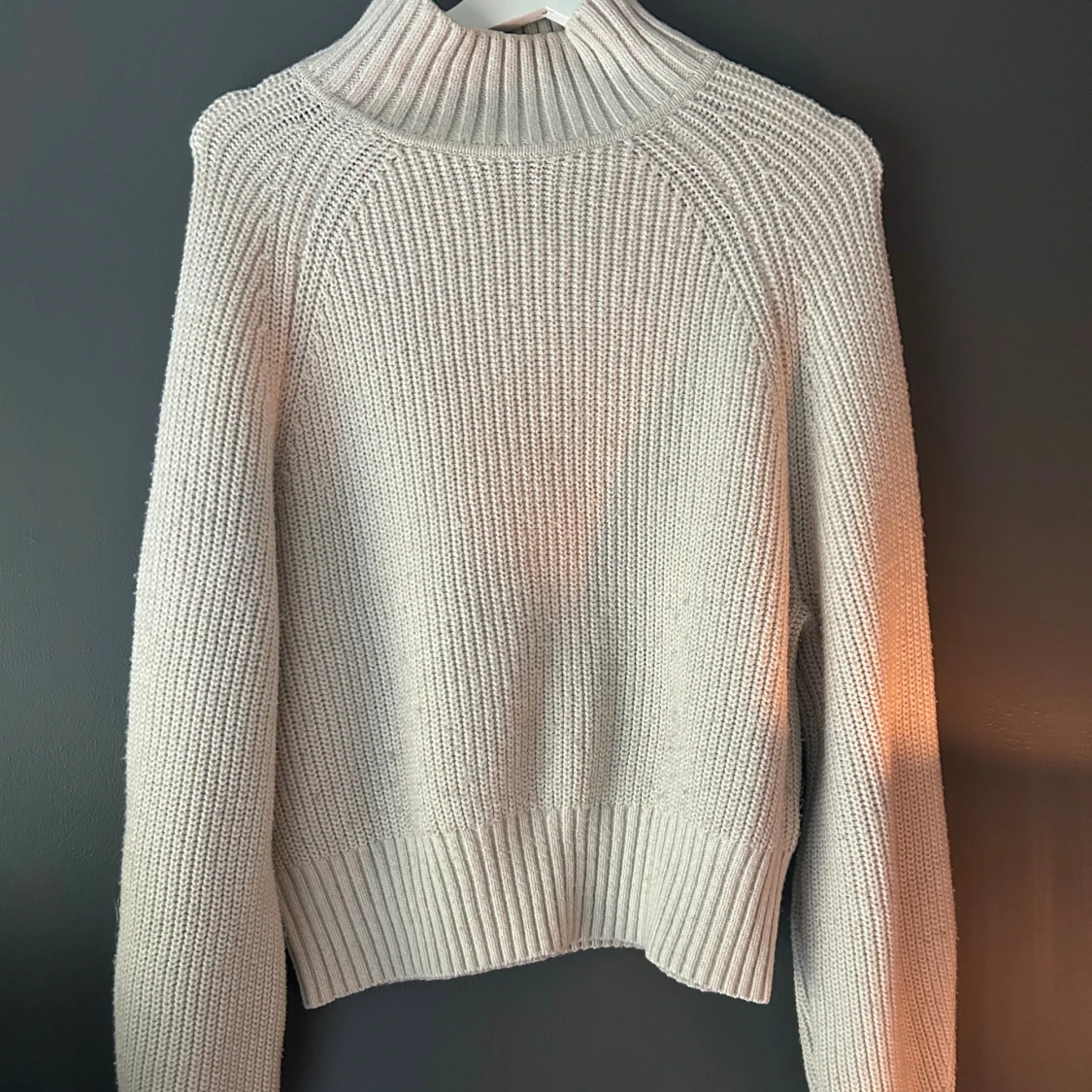 Beige stickad polotröja från H&M