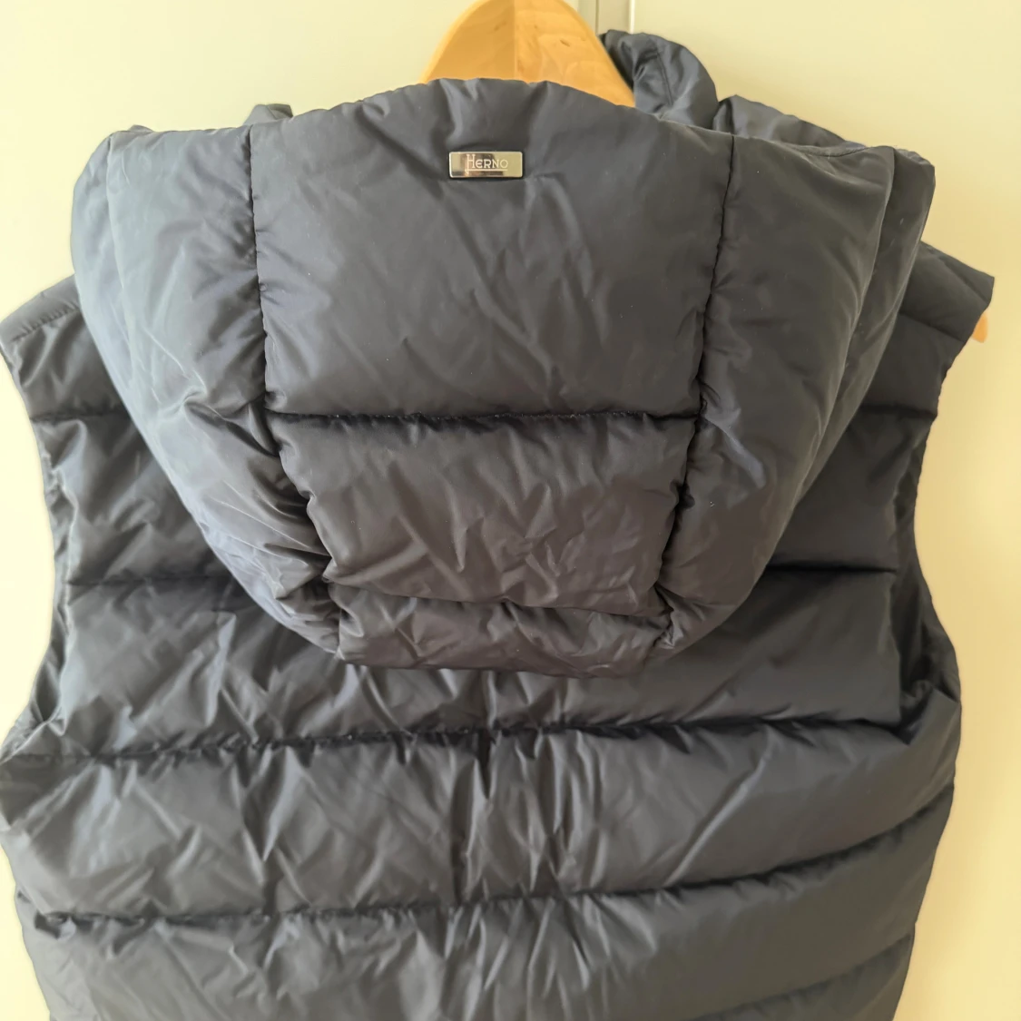 Svart dunväst från Herno med huva - 3