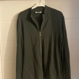 Grön zip up Tiger of Sweden  - Grön zip up/cardigan tröja från Tiger of Sweden. Knappt använd mycket bra skick. 