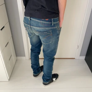 Dondup jeans george - Tja! Säljer nu dessa riktigt feta dondup jeansen! Jeansen är i bra skick med en fin tvätt på! Storlek 31! I den nya george skinny fit modellen, nypris 4000kr vårat pris 899