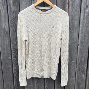 Beige kabelstickad tröja Morris  - Kabelstickad tröja från Morris | 100% merinoull | Storlek M | Grymt skick
