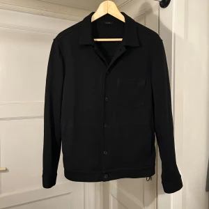 Massimo Dutti kofta - Massimo Dutti kofta | Något stor på mig som är 173 | Storlek: M | Skick: 9/10 | Skriv om minsta funderingar | 