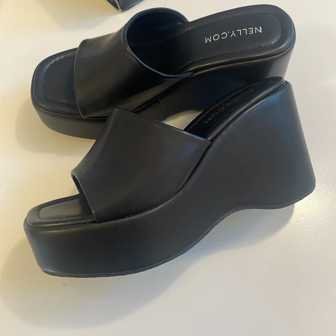 Svarta platåsandaler från Nelly - 1