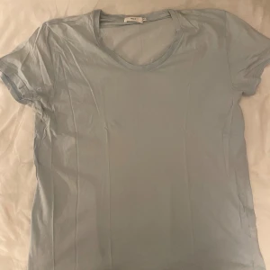 Ljusblå t-shirt från Filippa K - Snygg ljusblå t-shirt från Filippa K med rund halsringning och klassisk passform. Tillverkad i mjuk bomull som känns skön mot huden. Perfekt enkel stil för dig som gillar cleana och stilrena plagg. Passar dig som vill ha en basic tee med premiumkänsla.