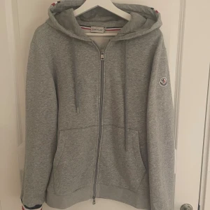 Moncler Hoodie - Snygg hoodie i storlek L, använd ett fåtal gånger. Kom gärna med bud 🤝