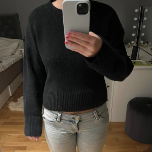 Svart stickad tröja & Other Stories XS - Säljer en svart stickad tröja från & Other Stories Paris Atelier. Tröjan har en klassisk rund halsringning, långa ärmar och bred ribbad mudd vid ärmslut och nederkant. Perfekt till jeans eller kjol för en clean look.