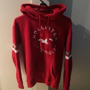 Röd Hollister hoodie  - Röd hoodie från Hollister i storlek S. Hör av dig vid funderingar!