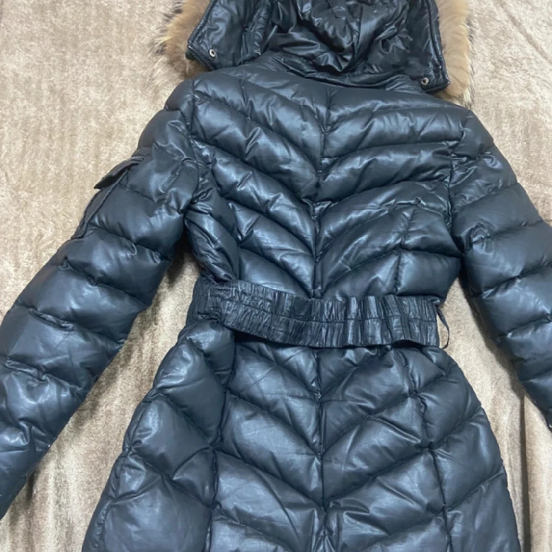 Svart dunjacka med fuskpäls från Hollies - 2