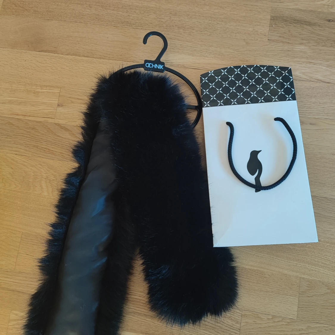 Svart fluffig päls halsduk från Ochnik - 4