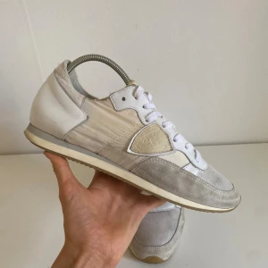 Philippe Model vita sneakers - Ett par feta Philippe Model skor till ett rimligt pris perfekt för både vardag och fest‼️ Skick: 7/10 Storlek: 40 passar 40 1/2 📏 Inget Og ingår! Skickar inom 24 timmar efter du beställt🚚 med en gåva🎁 Hör gärna av dig vid minsta lilla fråga.