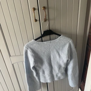 Ljusblå stickad tröja från Gina Tricot -  ljusblå stickad tröja från Gina Tricot med fyrkantig ringning och långa ärmar. modellen, perfekt för hösten och vintern